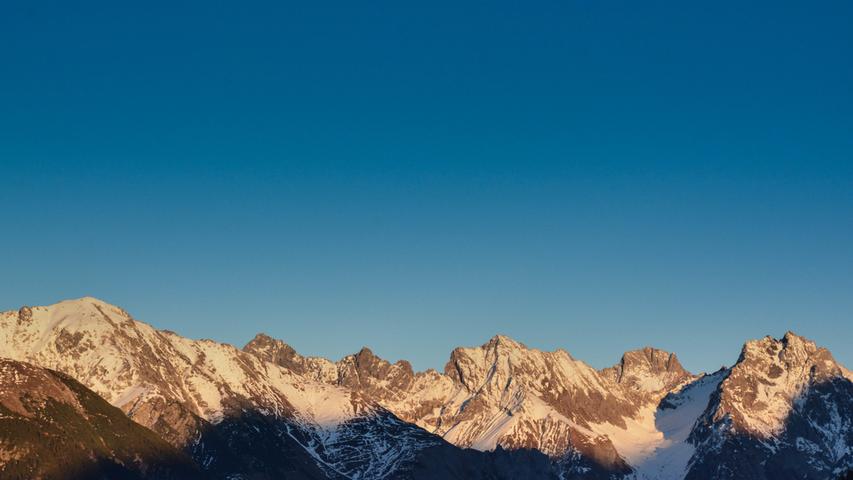 Die Bergwelt am Arlberg ist einzigartig und fasziniert die Menschen schon seit Jahrhunderten. Sie ist aber auch rau und das Leben dort oben zwischen den imposanten Berggipfeln erfordert seit jeher Mut und Gemeinschaftssinn.