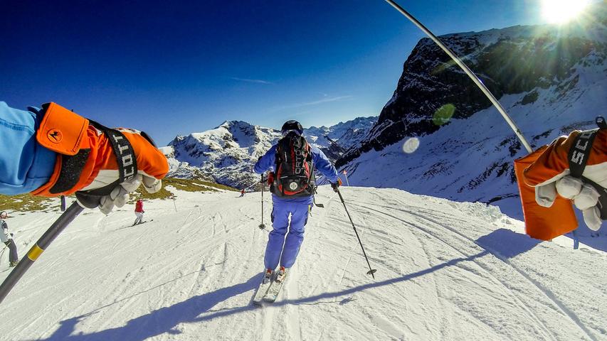 Der „Run of Fame“ steigert das Skierlebnis auf ein Maximum von 65 Skiabfahrtskilometern und unglaublichen 18.000 Höhenmetern. Die Skirunde führt über den Arlberg und durch das gesamte Skigebiet von Ski Arlberg.