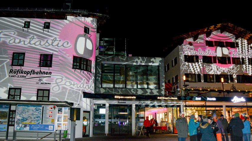 Die Seilbahn wird zum Dancefloor:  Bei Fantstic Gondolas am Arlberg zieht es abends die Fans zum multimedialen Kunsthappening mit Disko-Gondeln und Gipfel-Projektionen auf den Berg.