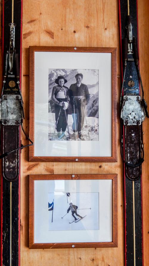 Die Pioniere des Skifahrens machten den Arlberg legendär und weltweit bekannt. Alte Skiausrüstung findet sich nicht nur im Skimuseum sondern auch in vielen Auslagen und Skihütten.