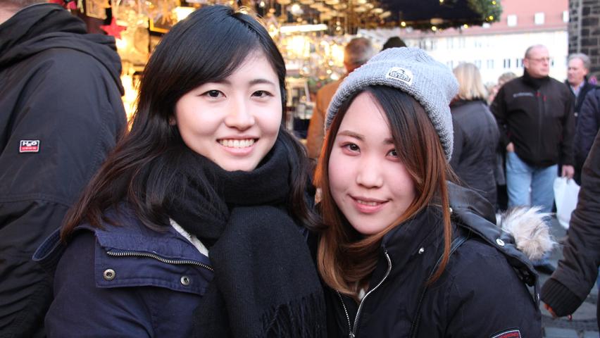 Die Japanerinnen Saho (links, 22) und Shiika (22) studieren in Hamburg und Schweden. Bis Sonntag sind sie in Nürnberg und schauen sich den Christkindlesmarkt genau an. "In Japan gibt es so ähnliche Märkte, die sind aber viel kleiner und überhaupt nicht zu vergleichen", erzählt Shiika.