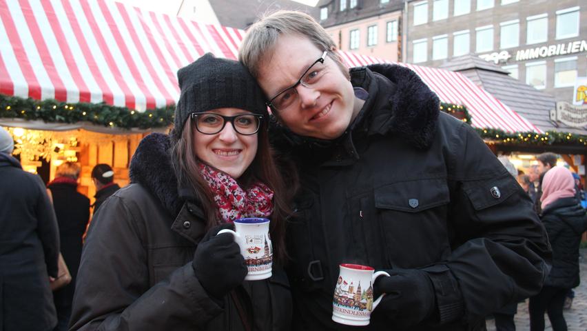 Julia (28) und Moritz (31) besuchen Freunde in Würzburg. Die beiden kommen aus Hannover und nutzen diese Gelegenheit, um sich auch Nürnberg anzusehen. "In Hannover gibt es viele Essensstände, hier gefällt mir der Handwerkeranteil sehr gut", sagt Julia.
