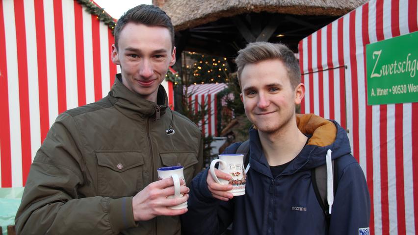 David (rechts, 20) studiert momentan in Nürnberg. Sein Freund Chris (21) besucht ihn hier. Die beiden Bamberger haben den Tag mit Glühwein und gutem Essen verbracht.