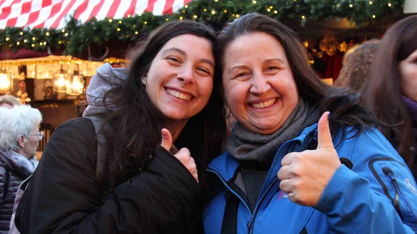 "From Italy with love", rufen Miriana (links, 17) und Elena (50) strahlend in die Kamera. Sie sind für drei Tage aus dem norditalienischen Bergamo nach Nürnberg gekommen und sind begeistert von der Altstadt. Den Tag nutzen sie, um auf dem Weihnachtsmarkt einkaufen zu gehen.