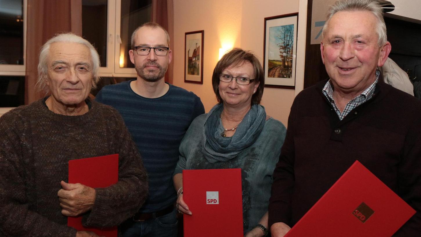 SPD-Ortsvereinsvorsitzender Johannes Kässer (2. von links) ehrte Helmut Zapf (links), Irene Sänger und Hans Zöbelein.