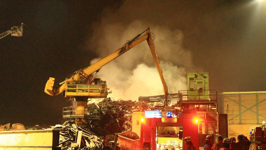 Rauch über Nürnbergs Süden: Feuer am Hafen löst Großeinsatz aus
