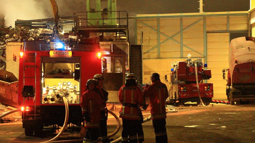 Rauch über Nürnbergs Süden: Feuer am Hafen löst Großeinsatz aus