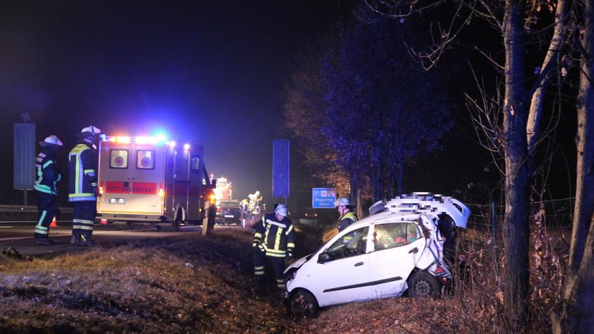 Auto von Fahrbahn gerammt: Zwei Verletzte bei Unfall auf A73