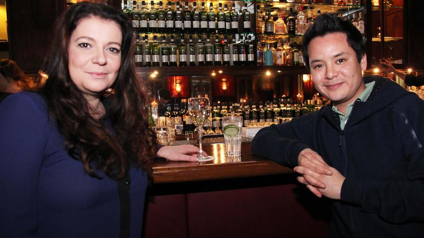 Drinks für Jedermann gibt es im "Bäckerhof" bei Wirtin Katharina Böhm. Im Juni 2015 eröffnete die Ginbar im alten Ballsaal der Bäcker-Innung. Noch immer erstrahlt der Saal über dem The Thirsty Baker im alten Glanz und zieht mit seiner gemütlichen Atmosphäre die unterschiedlichsten Menschen an. "Die Hälfte unsere Gäste ist international", erzählt die 33-Jährige. So auch Dems, der ursprünglich aus Panama kommt und schon mehrere Jahre in Deutschland lebt. Seit der Eröffnung ist er ein bis zwei Mal die Woche im "Bäckerhof" und verbringt seine Abende bei hausgemachtem Gin im oberen Stockwerk. "Das Ambiente hier ist einfach wahnsinnig toll. Hier fühlt sich jeder wohl. Es ist völlig egal ob man einen Anzug oder Jogginghose trägt. Außerdem gibt es im "Bäckerhof" den besten Gin", erzählt der 36-Jährige. Die Bar im Stadtteil St. Lorenz bietet regelmäßig ein wechselndes Angebot an hausgemachtem Gin und selbst kreierten Cocktails. "Egal ob Whiskey, Gin, Bier oder Rum, hier findet jeder das Richtige", lautet der Leitfaden der Bar. Wer noch keine Pläne für den Silversterabend hat, kann beim Ball Belvedere im "Bäckerhof" den wunderschönen Ballsaal und das große Gin-Angebot bestaunen. Drinks für Jedermann gibt es im "Bäckerhof" bei Wirtin Katharina Böhm. Im Juni 2015 eröffnete die Ginbar im alten Ballsaal der Bäcker-Innung. Noch immer erstrahlt der Saal über dem The Thirsty Baker im alten Glanz und zieht mit seiner gemütlichen Atmosphäre die unterschiedlichsten Menschen an. "Die Hälfte unsere Gäste ist international", erzählt die 33-Jährige. So auch Dems, der ursprünglich aus Panama kommt und schon mehrere Jahre in Deutschland lebt. Seit der Eröffnung ist er ein bis zwei Mal die Woche im "Bäckerhof" und verbringt seine Abende bei hausgemachtem Gin im oberen Stockwerk. "Das Ambiente hier ist einfach wahnsinnig toll. Hier fühlt sich jeder wohl. Es ist völlig egal ob man einen Anzug oder Jogginghose trägt. Außerdem gibt es im "Bäckerhof" den besten Gin", erzählt der 36-Jährige. Die Bar im Stadtteil St. Lorenz bietet regelmäßig ein wechselndes Angebot an hausgemachtem Gin und selbst kreierten Cocktails. "Egal ob Whiskey, Gin, Bier oder Rum, hier findet jeder das Richtige", lautet der Leitfaden der Bar. Wer noch keine Pläne für den Silversterabend hat, kann beim Ball Belvedere im "Bäckerhof" den wunderschönen Ballsaal und das große Gin-Angebot bestaunen.