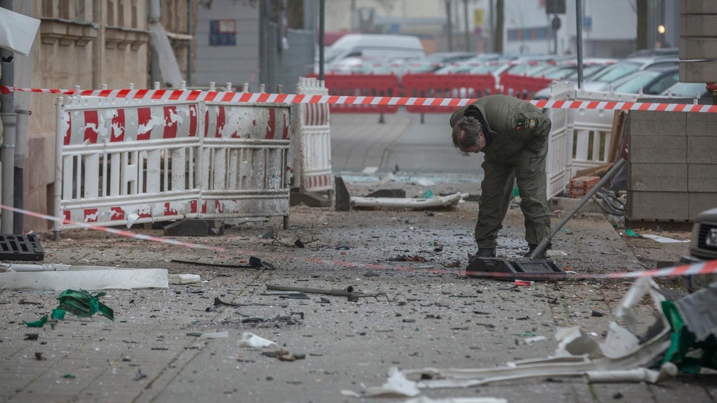 Nach der Explosion einer Baustellentoilette in der Nacht von Samstag auf Sonntag gleicht die Fürther Waldstraße einem Schlachtfeld.