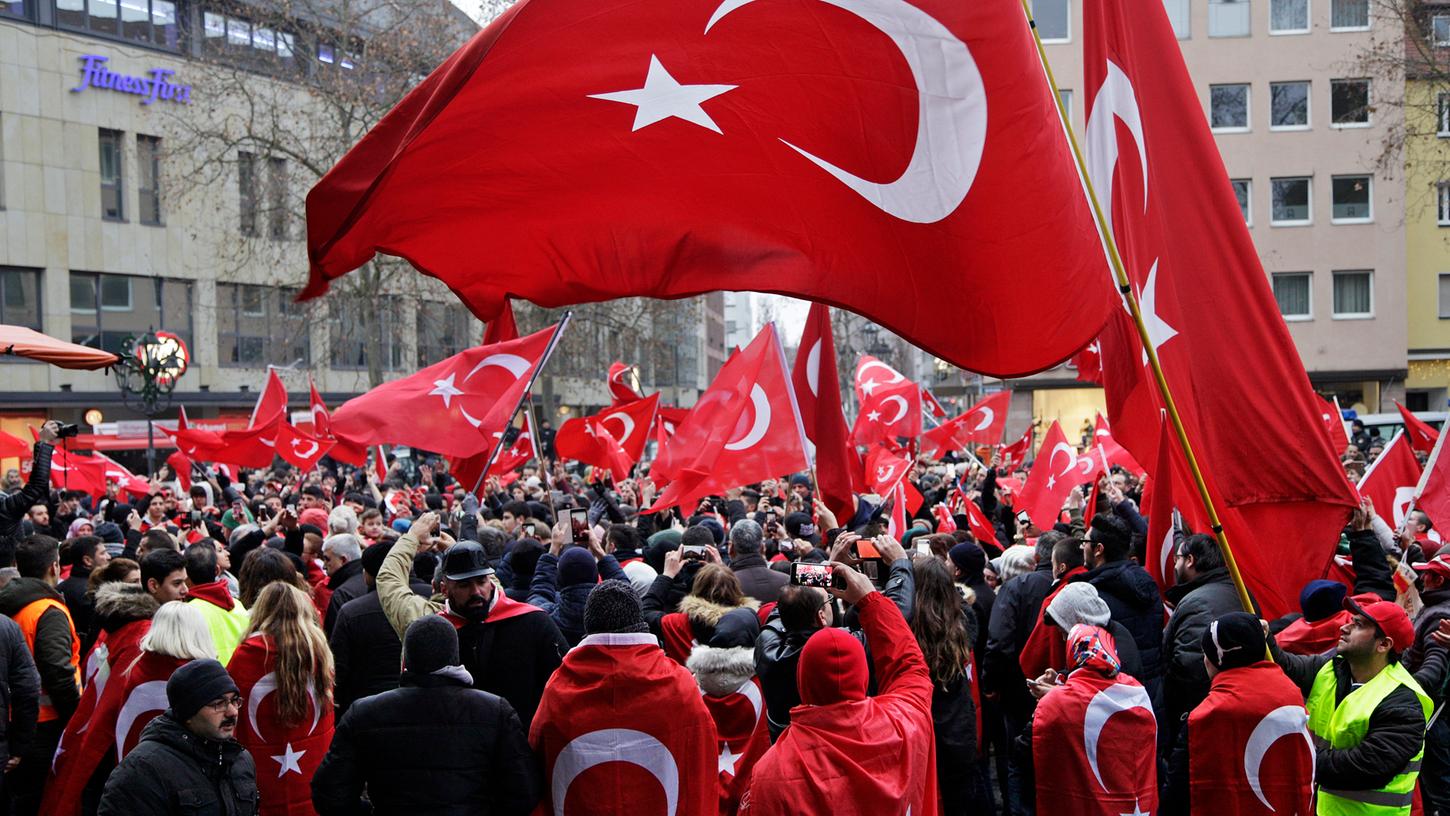 3000 Menschen gingen am Sonntag in Nürnberg auf die Straße, um gegen den Terror in der Türkei zu demonstrieren.