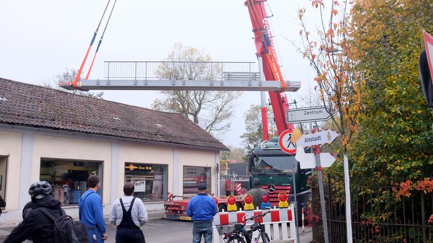 Da will sich die Stadt Herzogenaurach nicht lumpen lassen. Ihre Brückenbaustelle ist viel kleiner, dafür fliegt der neue Kuwesteg im Oktober schon ein. Gleichwohl: Drüberlaufen werden die Herzogenauracher erst 2017 können.