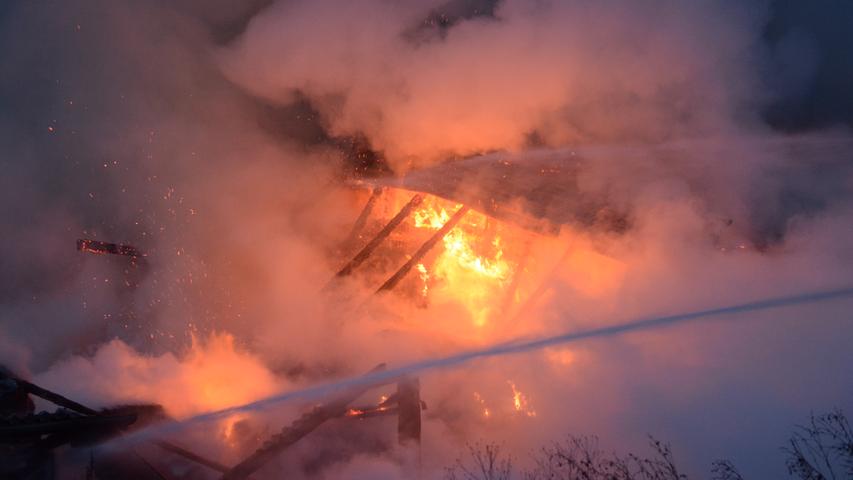 Landwirtschaftliche Lagerhalle in Fürth komplett abgebrannt