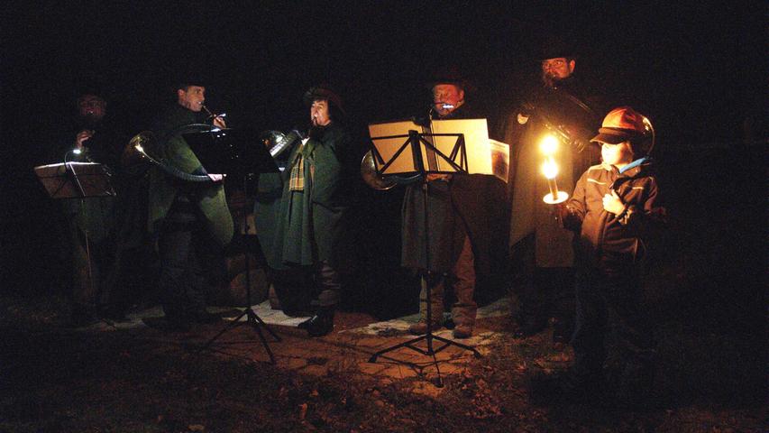 Im Schein der Feuer und Fackeln feierten die Gläubigen auf der Wiese der Wolfsteinfreunde die ökumenische Andacht.