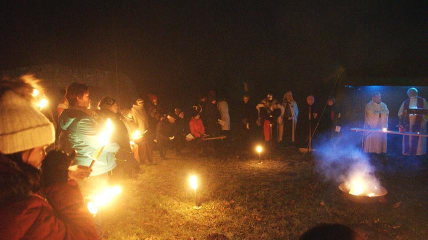 Im Schein der Feuer und Fackeln feierten die Gläubigen auf der Wiese der Wolfsteinfreunde die ökumenische Andacht.