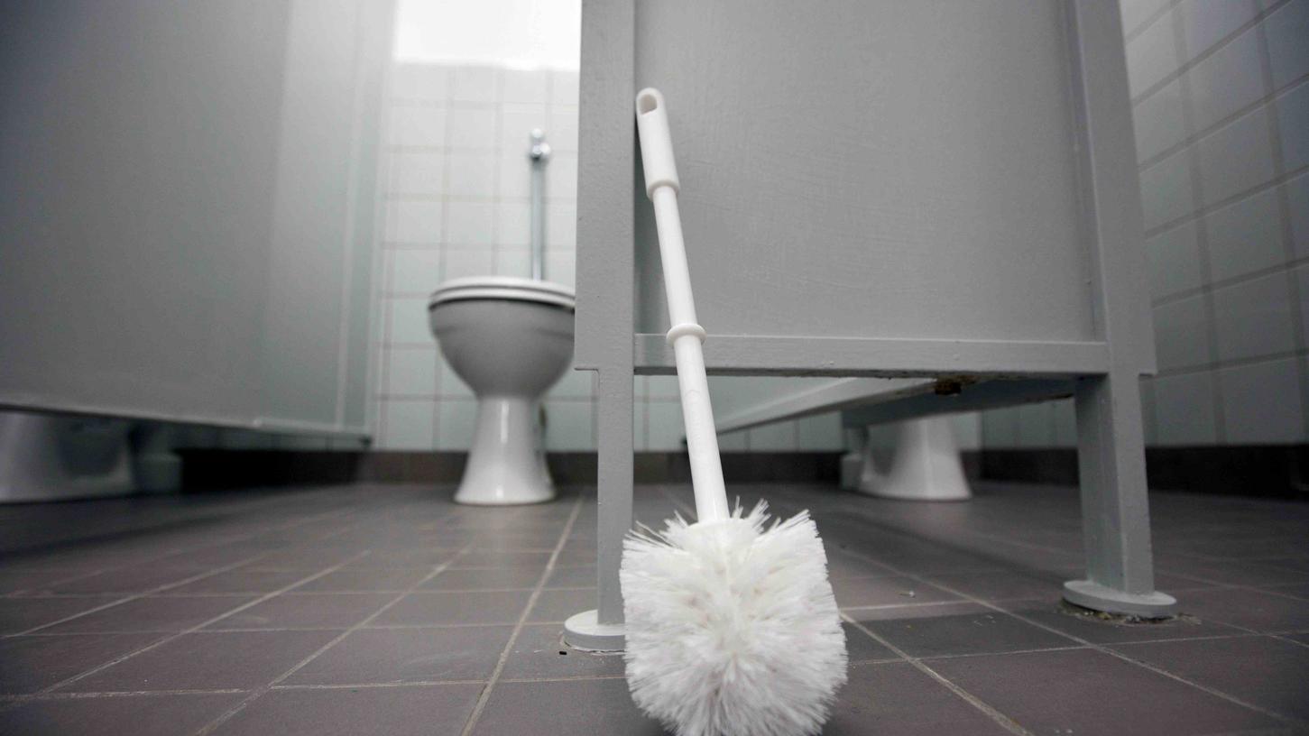 Ungewöhnliche Tatwaffe: Zu einem handfesten Streit mit einer Klobürste ist es am Münchner Flughafen gekommen. Dort waren sich an einem Waschbecken einer Damen-Toilette plötzlich drei Frauen in die Haare geraten. Ungewöhnliche Tatwaffe: Zu einem handfesten Streit mit einer Klobürste ist es am Münchner Flughafen gekommen. Dort waren sich an einem Waschbecken einer Damen-Toilette plötzlich drei Frauen in die Haare geraten.