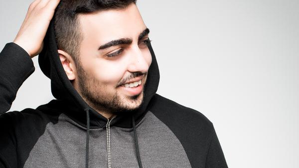 Rapper, Sänger und Produzent – Das alles ist BRKN. Der Berliner kombiniert Soul und Deutschrap und schafft damit seinen ganz eigenen Sound.