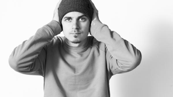 Mit 15 Jahren begann George Watsky an Poetry-Slams teilzunehmen. Irgendwann unterlegte er seine Wortakrobatik mit ein paar Beats und fertig war die Rap-Show.