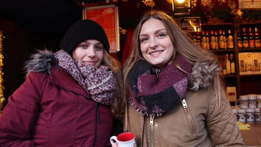 Tagesauflug: Sophia (23, links) und Antonia (22) kommen aus Murnau am Staffelsee und besuchen eine Freundin in Nürnberg. Das nahmen die Mädels direkt zum Anlass, um gemütlich einen Glühwein auf dem Christkindlesmarkt zu trinken. "In Murnau hat man auf dem Weihnachtsmarkt noch die schöne Kulisse der Berge, das ist schon etwas besonderes. Auf dem Christkindlesmarkt gefällt es uns aber auch sehr gut", erzählt Sophia.