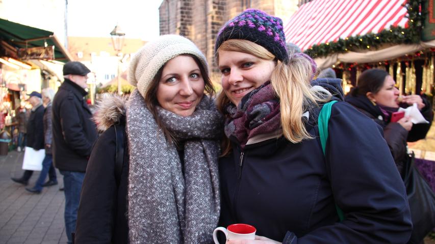 Die Frankfurter Mädels Isabell (26) und Birte (27) sind extra für den Christkindlesmarkt nach Nürnberg gekommen. Durch Erzählungen ihrer Freunde und aus dem Fernseher haben sie von dem berühmten Weihnachtsmarkt in der Frankenmetropole erfahren. Jetzt wollten sich die beiden einen eigenen Eindruck verschaffen. "Hier gibt es so ein großes Angebot an Lebkuchen und sehr viel handgemachtes", stellt Isabell fest, "Ich finde es in Nürnberg auch viel gemütlicher als auf dem Weihnachtsmarkt in Frankfurt."