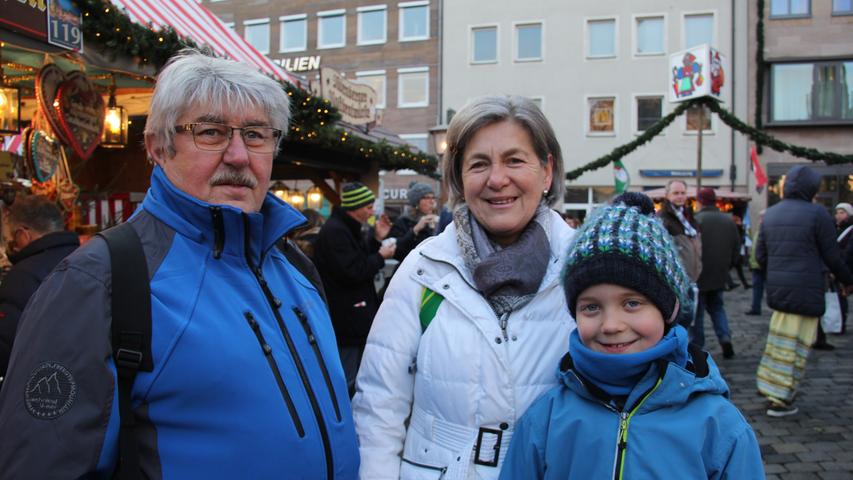 Heinz (69) und Gerda (67) sind heute mit ihrem Enkel Yannick (8) auf dem Christkindlesmarkt. Die drei sind mit dem Zug aus Bayreuth angereist. "Wir waren schon öfter hier. Wir besuchen den Christkindlesmarkt regelmäßig mit Freunden oder mit der Familie", erzählt Gerda. Besonders gut finden sie, dass der berühmte Weihnachtsmarkt in viele Sehenswürdigkeiten eingebunden ist. "Außerdem gibt es hier viele spezielle Sachen. Wie zum Beispiel die Zwetschgenmänner, die findet man in Bayreuth nicht", sagt Heinz. "Ich finde die vielen Süßigkeitenstände toll", erzählt Yannick begeistert.