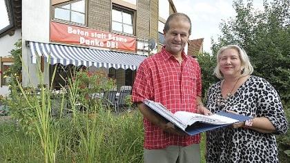 Peter Schweiger und Gabriele Hrodek-Schweiger, Anwohner der Fürther Wilhelmstraße, liegen mit der Bahn im Clinch und haben ein Protest-Transparent an ihrem Haus befestigt. Peter Schweiger und Gabriele Hrodek-Schweiger, Anwohner der Fürther Wilhelmstraße, liegen mit der Bahn im Clinch und haben ein Protest-Transparent an ihrem Haus befestigt.