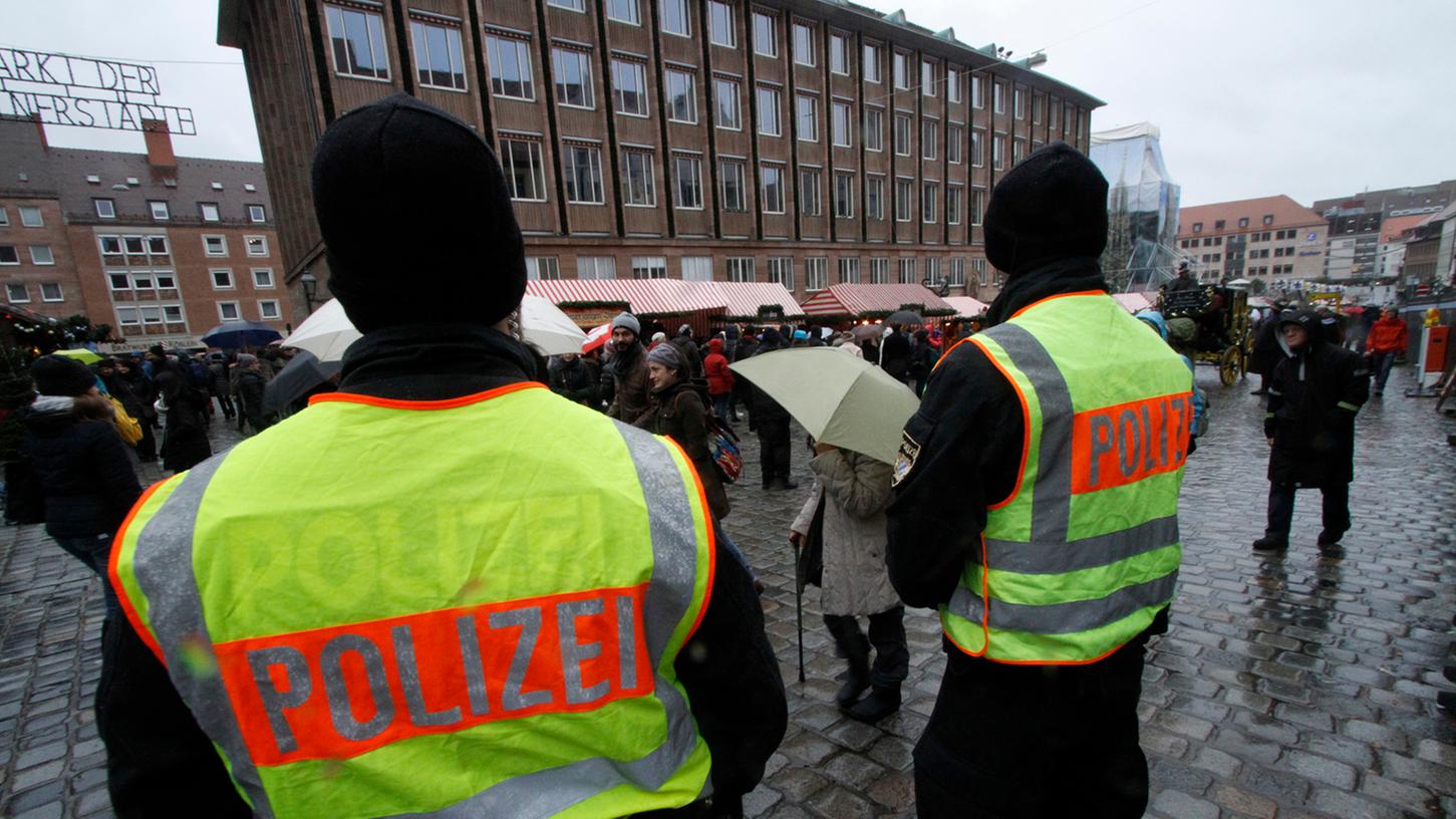 Sicherheitskräfte auf dem Nürnberger Christkindlesmarkt: Schon nach den Anschlägen von Paris zeigte die Polizei auf dem Hauptmarkt deutlich mehr Präsenz.