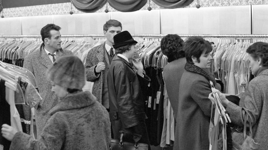In den Läden wird wählerisch ausgesucht – sei es an der Plattentheke oder am Hemdenstand.  Hier geht es zum Artikel vom 21. Dezember 1966: "Geldstücke rollten in die Kassen"