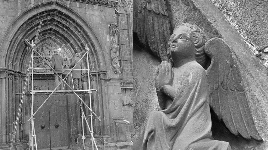Im Bogenfeld des Marienportals der St.-Sebaldus-Kirche – der Pfeil zeigt auf unseren Ausschnitt – verbergen sich die drei Szenen: Tod der Maria, die Jünger tragen den Sarg zur Beerdigung; darüber die himmlische Krönung der Maria. Die Plastiken sind um 1320 von einem namentlich nicht bekannten Meister geschaffen worden, den man nach seinem berühmten Hauptwerk von der Sebalduskirche den "Katharinenmeister" genannt hat Anbetender Engel aus der "Himmlischen Krönung der Maria". 
  Hier geht es zum Artikel vom 23. Dezember 1966: "Steinmetzkunst am Marienportal"