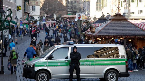 Im Jahr 2016 besuchten insgesamt rund 2,5 Millionen Menschen den Markt - das ist umso erstaunlicher, da es doch auf einem Berliner Weihnachtsmarkt einen schrecklichen Terror-Anschlag mit mehreren Toten gab. Die Nürnberger ließen sich davon aber nicht abschrecken. Viele pilgerten mit einer "Jetzt-erst-recht-Haltung" auf den Hauptmarkt. Dass die Polizei ihre Präsenz sichtbar erhöhte, war dem Sicherheitsbefinden natürlich zuträglich.