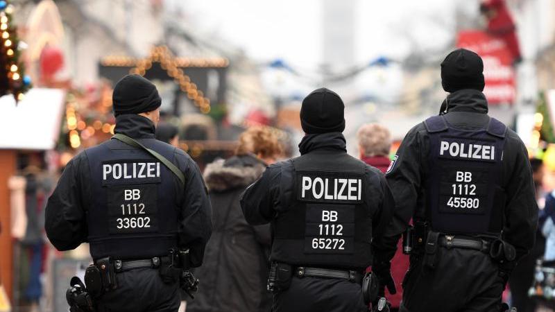 Bewaffnete Polizisten, wie hier auf einem Potsdamer Weihnachtsmarkt, sind inzwischen fast überall in Deutschland Teil des Sicherheitskonzepts.