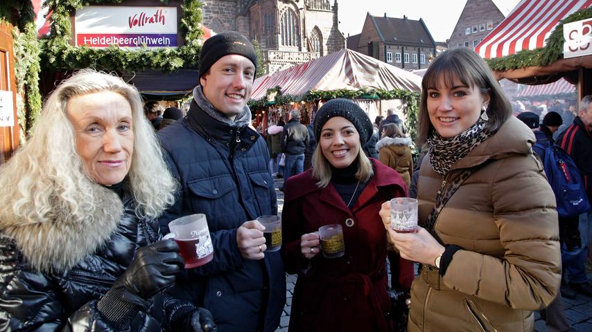 Eva-Maria Wagner (rechts) und ihre Familie sind aus Passau angereist, um den Christkindlesmarkt zu besuchen. Angst vor dem Besuch hatten sie nicht.