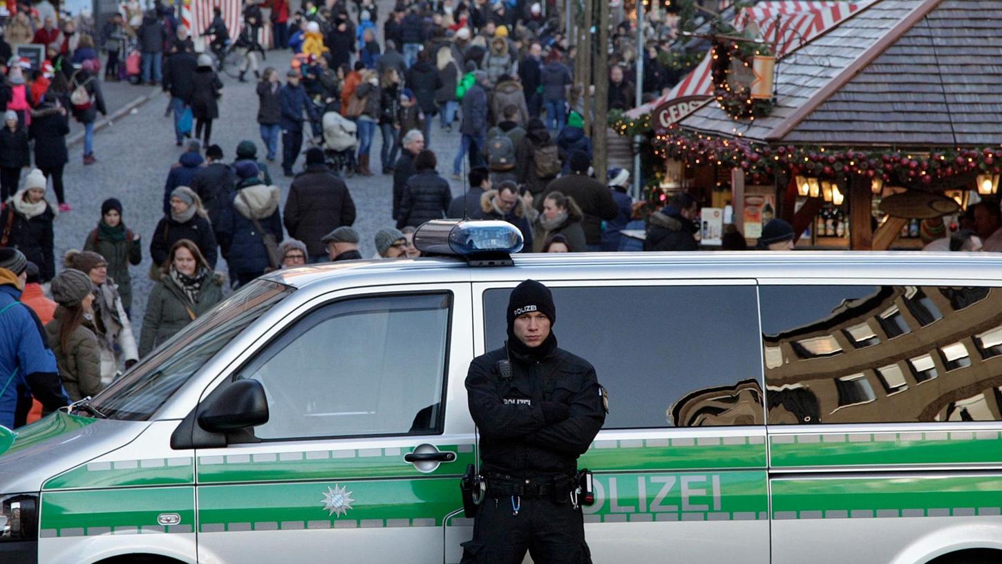 In der Vorweihnachtszeit verstärken Polizisten in den Innenstädten und auf Weihnachtsmärkten ihre Präsenz.