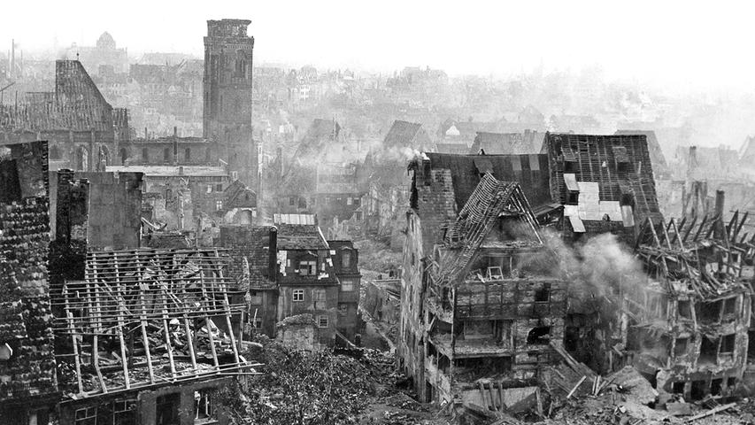 Die Trümmerjahre sind vor allem den älteren Semestern noch in lebhafter Erinnerung.  Hier ein Bild aus dem Jahr 1940. Es zeigt die zerstörte westliche Altstadt von der Burg aus betrachtet.