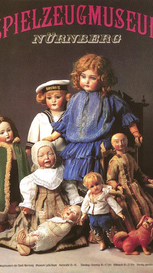 Das Plakat des Spielzeugmuseums aus dem Jahr 1992 von Stadtgrafiker Hans Glaser zeigt Puppen aus verschiedenen Epochen.