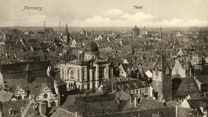 Diese Postkarte aus dem Jahr 1913 zeigt eindrucksvoll, wie das Panorama Nürnbergs damals aussah. Aus dem Häusermeer der östlichen Altstadt ragte die Hauptsynagoge am Hans-Sachs-Platz mit ihren drei Kuppeln hervor.