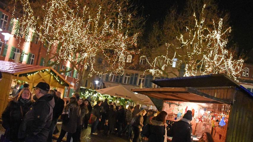 Wie üblich endet das Jahr mit Glühwein, Bratwurst und festlicher Beleuchtung - am Schwabacher Weihnachtsmarkt. Einen guten Rutsch und ein frohes, neues Jahr 2017!
