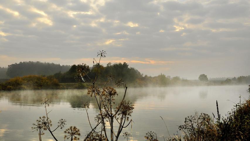 Ein wunderbares Bild zum Innehalten und Genießen: Der Main-Donau-Kanal bei Katzwang im Herbst.