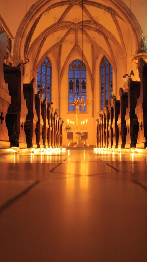 Mit Kerzen wunderbar erleuchtet: die St.Georgskirche in Wendelstein.