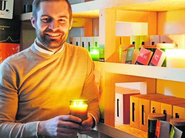 "Kerzenssache"-Inhaber Andreas Braun brennt für seine Idee, vegane Kerzen in alten Flaschen zu vertreiben.