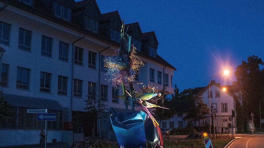 Der belgische Künstler Arne Quinze hat seine Skulptur "Talking to the sky" vorgestellt. Das 7,5 Meter hohe Kunstwerk wurde vor der Forchheimer Sparkasse enthüllt. Farbenfroh ragt die Stahl-Skulptur in der Eisenbahnstraße in den Himmel.