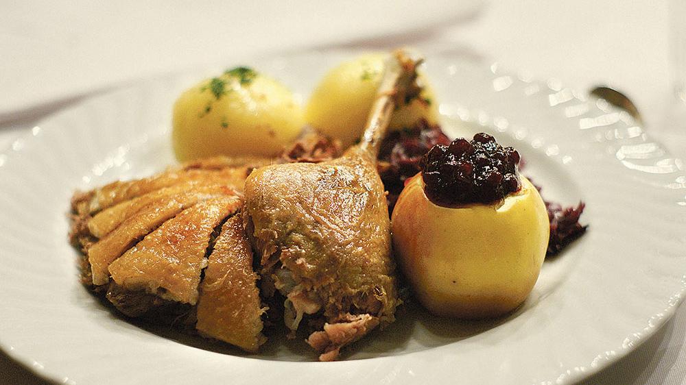Wiener mit Kartoffelsalat als Festessen Wiener mit Kartoffelsalat als Festessen