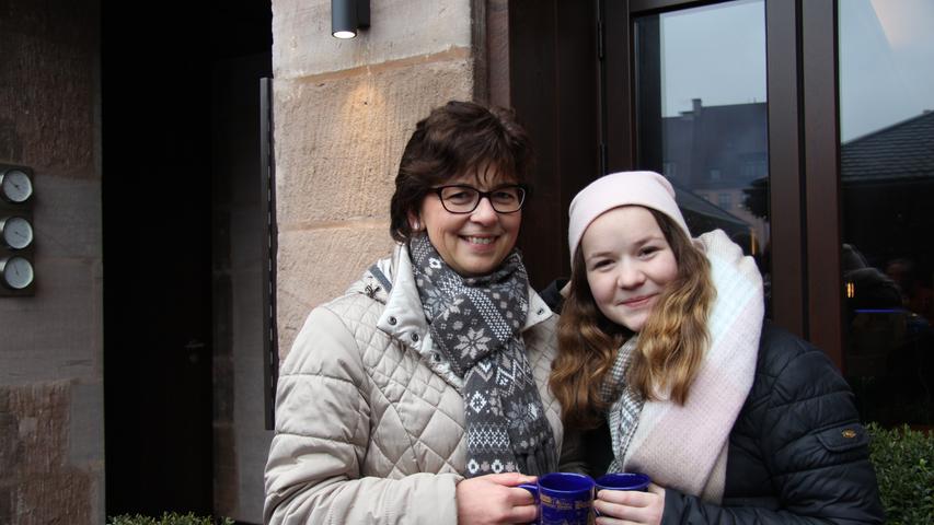 Anna-Lena und ihre Tante Birgit besuchen ein letztes Mal in diesem Jahr den Nürnberger Christkindlesmarkt. Zusammen machen sie noch einen Abstecher, bevor es dann später gemeinsam zurück nach Adelsdorf geht. Dort wird dann mit der ganzen Familie gefeiert.