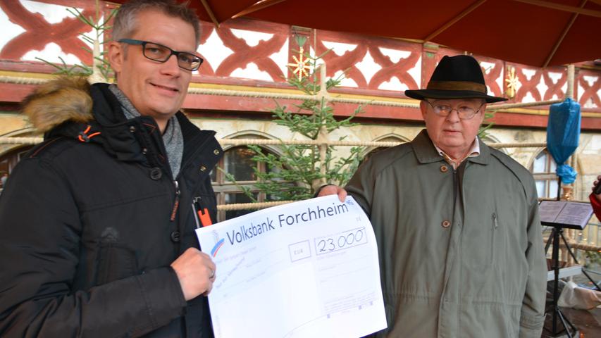 Forchheims Oberbürgermeister Uwe Kirschstein (links) überreichte an Dieter George vom Heimatverein einen Scheck über 23.000 Euro.
