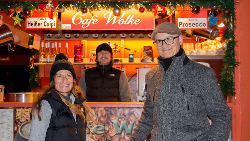 Seit nunmehr zehn Jahren steht das Café Wolke zwischen den Fleischbänken in der Nürnberger Altstadt - zumindest dann, wenn es schön kalt ist und Weihnachtsstimmung in der Luft liegt. Auf dem Gelände der Feuerzangenbowle betreiben die Wirte Sandra und Thomas (Mitte) ihren Stand nun schon an der Fleischbrücke. Ob Prosecco, Caipirinha oder Kaffee, warme Getränke sind ihre Spezialität. Und das nicht nur während der Feuerzangenbowle. "Wir sind auf verschiedenen Festen in Nürnberg und bringen unser Equipment mit", erklärt der 49-jährige Thomas. An der Fleischbrücke können die beiden aber auf ihren Stammgast Jürgen zählen, der drei bis fünf Mal pro Jahr auf einen heißen Caipirinha vorbeikommt: "Ich schätze den Christkindlesmarkt, ich vermisse aber moderne Einflüsse. Die kleine Insel hier kommt deshalb sehr gelegen". Bis zum 31. Dezember ist das Café Wolke noch am Ufer der Pegnitz, Silvester feiern Sandra und Thomas dann auch in ihrer Hütte und servieren bis drei Uhr heißen Caipi (auch alkoholfrei) zur kalten Jahreszeit.