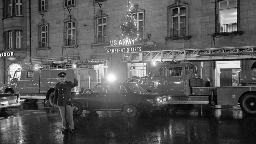 Feuerwehr- und Polizeiautos waren gleich nach dem Alarm vor dem US-Army-Hotel vorgefahren, das von Militärpolizei hermetisch abgeriegelt wurde.   Hier geht es zum Artikel vom 28. Dezember 1966: Gasbombe explodiert