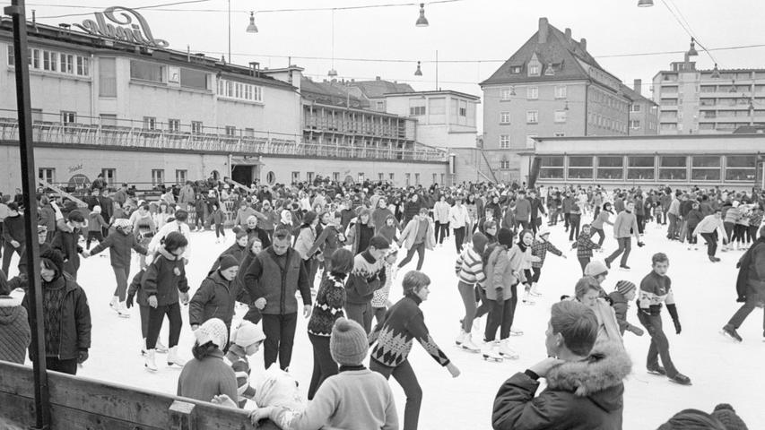Dicht gedrängt gleiten die Besucher des Linde-Stadions übers Eis. Für Pirouetten war da kaum Platz.  Hier geht es zum Artikel vom 30. Dezember 1966: Eine teure Knallerei