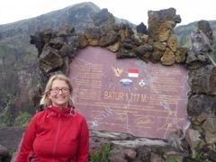 as Beweisfoto: Elke Zapf, die "Nürnbergerin auf Weltreise" am Gipfel des Gunung Batur.