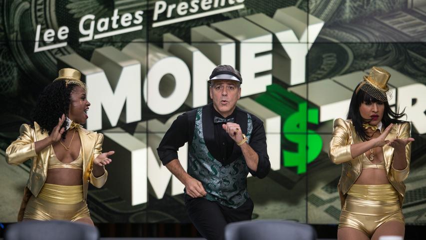 Mit „Money Monster“ ist Jodie Foster eine höchst unterhaltsame, grelle und zugleich bitterernste Satire gelungen, die mit der Gier der Börsenwelt abrechnet und auch mit Seitenhieben gegen die Medienbranche und einen brutalen Polizeiapparat nicht spart. George Clooney spielt darin den hippen Börsenguru Lee Gates, der in der titelgebenden TV-Show dem Publikum allabendlich einen „Millenniumstipp“ fürs vermeintlich bombensichere Finanzinvestment anpreist. Gutgläubige kleine Leute können da ein böses Erwachen erleben. So wie Kyle, der Gates vertraut hat, sein ganzes Erbe verlor und schwer bewaffnet das Studio stürmt, damit Gates Rechenschaft ablegt. Resümee unserer Kritik: "Anders als bisherige Hollywood-Filme, die sich nach dem US-Bankencrash von 2008 vor allem mit dem Zynismus der Branche auseinandersetzten, lenkt Foster den Blick auf die Opfer des Systems. Und wenn Kyle selbst für die martialisch aufgerüstete Polizei der ,Loser´ ist, den man mit einem Schuss erledigen sollte, offenbart das zusätzlich die Brutalität einer unsolidarischen Gesellschaft."