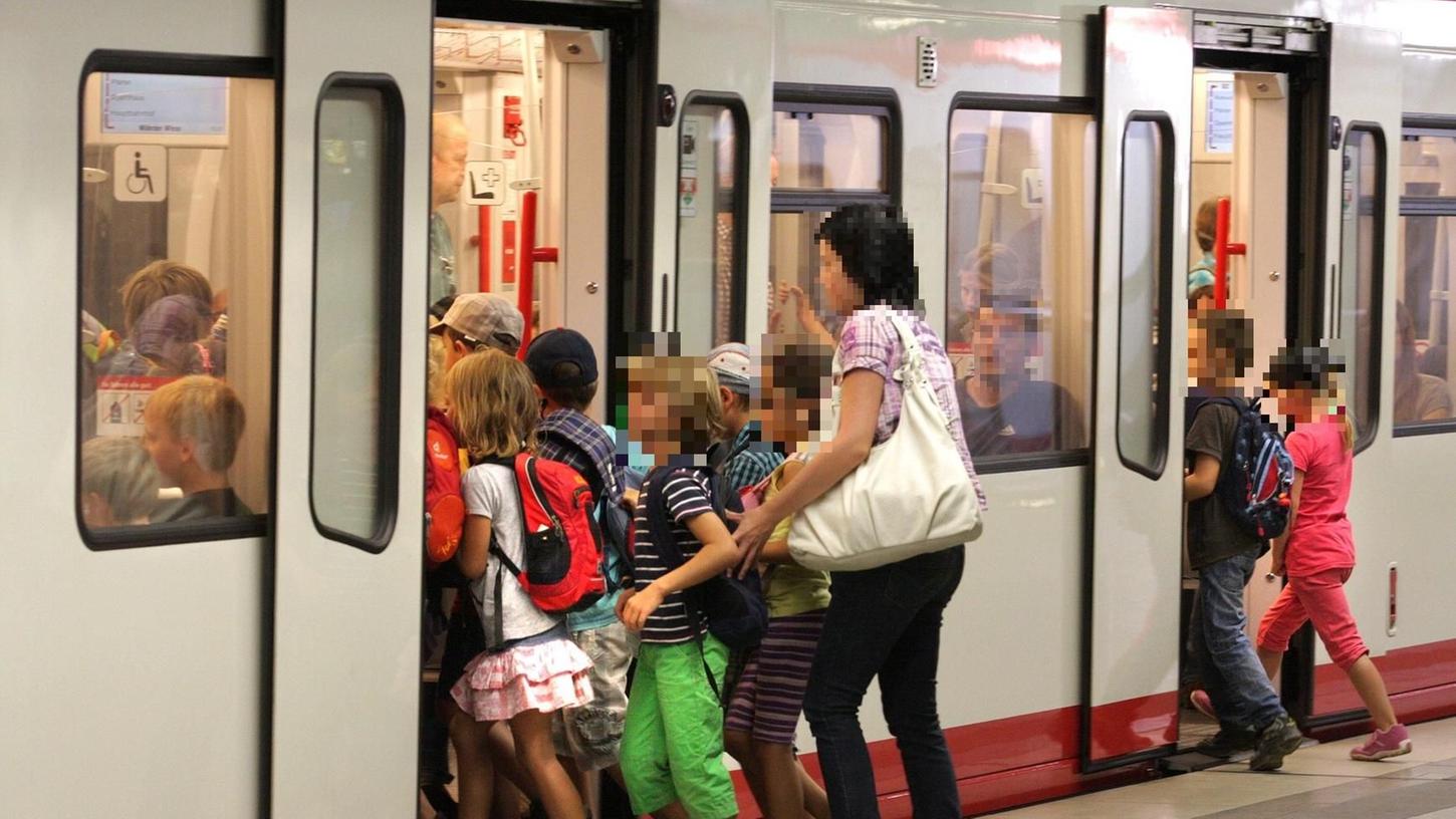 Kinder beim Einsteigen: Eine stressige Situation für Betreuerinnen, auch wenn die Gummilippen an den Türen der U-Bahn auf Störungen reagieren.